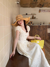 画像をギャラリービューアに読み込む, カリブ海の空と波にとける少女の、刺繍と風をまとう編みワンピース_K0080
