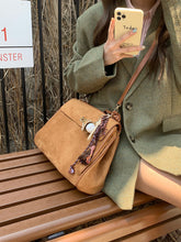 画像をギャラリービューアに読み込む, パリの街を散歩するスエードメッセンジャーバッグ_N3186