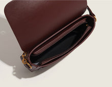 画像をギャラリービューアに読み込む, ヴィンテージショップで一目惚れしたエンブレムチェーンバッグ_N3489