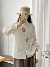 画像をギャラリービューアに読み込む, お花畑の近くでランチをする日のレトロフラワー刺繍ブラウス_N2818