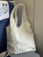 画像をギャラリービューアに読み込む, 新幹線の窓に映る笑顔と、白い花柄トートバッグ_K0145