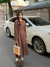 画像をギャラリービューアに読み込む, カフェデートを楽しむ女の子のツータック小花柄ワンピース_N1897