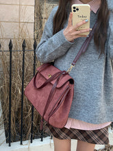 画像をギャラリービューアに読み込む, パリの街を散歩するスエードメッセンジャーバッグ_N3186