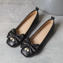 画像をギャラリービューアに読み込む, 異国の街角でふと立ち止まるときに似合うリボンとパールのパンプス_K0180