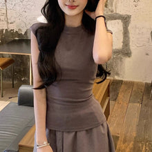 画像をギャラリービューアに読み込む, 無機質なギャラリーに佇む、孤独と美しさを纏ったワントーンコーデ _K0112