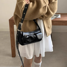 画像をギャラリービューアに読み込む, ミラノの石畳を歩くエレガントレディのレザーバッグ_K0198