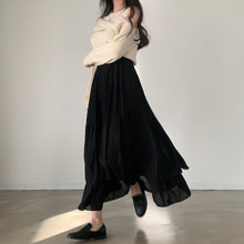 画像をギャラリービューアに読み込む, 浜辺で散歩する女の子のスカート_N1181