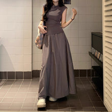 画像をギャラリービューアに読み込む, 無機質なギャラリーに佇む、孤独と美しさを纏ったワントーンコーデ _K0112