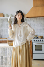 画像をギャラリービューアに読み込む, クルミが入ったパンケーキを食べるチロリアンテープブラウス_N2870