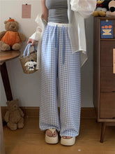 画像をギャラリービューアに読み込む, パジャマのままで迎えた朝に笑う彼女のチェックパンツ_K0077