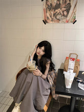 画像をギャラリービューアに読み込む, 無機質なギャラリーに佇む、孤独と美しさを纏ったワントーンコーデ _K0112