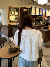 画像をギャラリービューアに読み込む, カフェの窓辺でレモンパイを食べながら恋の続きを考えていた日のブラウス_K0024