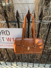 画像をギャラリービューアに読み込む, フランスの香水を纏う彼女のフラップハンドバッグ_N3185