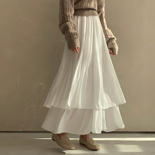 画像をギャラリービューアに読み込む, 浜辺で散歩する女の子のスカート_N1181