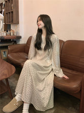 画像をギャラリービューアに読み込む, カフェデートを楽しむ女の子のツータック小花柄ワンピース_N1897