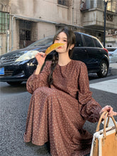 画像をギャラリービューアに読み込む, カフェデートを楽しむ女の子のツータック小花柄ワンピース_N1897