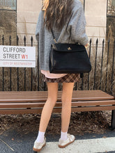 画像をギャラリービューアに読み込む, パリの街を散歩するスエードメッセンジャーバッグ_N3186