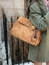 画像をギャラリービューアに読み込む, パリの街を散歩するスエードメッセンジャーバッグ_N3186