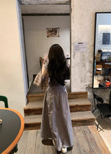 画像をギャラリービューアに読み込む, 無機質なギャラリーに佇む、孤独と美しさを纏ったワントーンコーデ _K0112