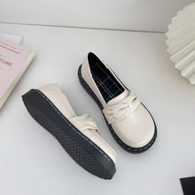 画像をギャラリービューアに読み込む, パリの文具店で便箋を選んでいた彼女のパンプス_K0038