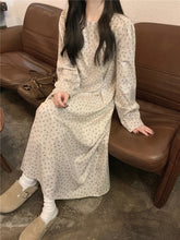 画像をギャラリービューアに読み込む, カフェデートを楽しむ女の子のツータック小花柄ワンピース_N1897