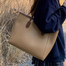 画像をギャラリービューアに読み込む, 書類と夢を一緒に詰めて出勤する女の子のクラシカルバッグ_K0210