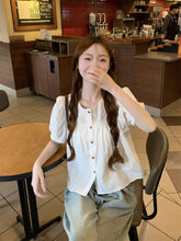 画像をギャラリービューアに読み込む, カフェの窓辺でレモンパイを食べながら恋の続きを考えていた日のブラウス_K0024