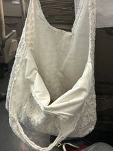 画像をギャラリービューアに読み込む, 新幹線の窓に映る笑顔と、白い花柄トートバッグ_K0145