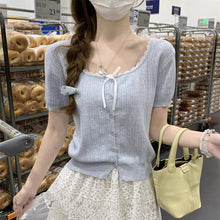 画像をギャラリービューアに読み込む, ボートを漕ぐ彼の横顔と、胸元に光るリボンニット_K0166