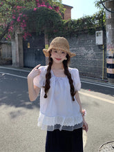 画像をギャラリービューアに読み込む, 打ち上げ花火が揺らした、坂道の途中で立ち止まったブラウス_K0119