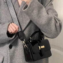 画像をギャラリービューアに読み込む, 静かな夜のブティックホテルに似合うモードスクエアバッグ_K0174