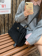 画像をギャラリービューアに読み込む, パリの街を散歩するスエードメッセンジャーバッグ_N3186