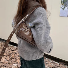 画像をギャラリービューアに読み込む, ミラノの石畳を歩くエレガントレディのレザーバッグ_K0198