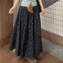 画像をギャラリービューアに読み込む, 小さな駅のホームで夏風に揺れる彼女のモノトーン花柄スカートのコーデセット_K0096