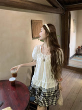 画像をギャラリービューアに読み込む, 打ち上げ花火が揺らした、坂道の途中で立ち止まったブラウス_K0119