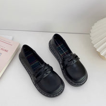 画像をギャラリービューアに読み込む, パリの文具店で便箋を選んでいた彼女のパンプス_K0038