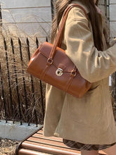 画像をギャラリービューアに読み込む, フランスの香水を纏う彼女のフラップハンドバッグ_N3185