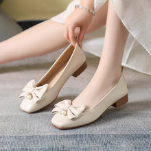画像をギャラリービューアに読み込む, 異国の街角でふと立ち止まるときに似合うリボンとパールのパンプス_K0180