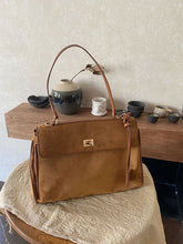 画像をギャラリービューアに読み込む, パリの街を散歩するスエードメッセンジャーバッグ_N3186