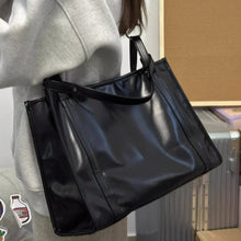 画像をギャラリービューアに読み込む, 都会の雑踏を抜けてカフェに立ち寄る女のシックレザートート_K0179