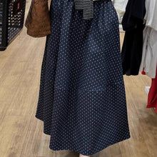 画像をギャラリービューアに読み込む, レトロな小さな映画館で少女が選んだ、水玉模様のロングスカート_K0189