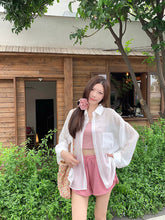 画像をギャラリービューアに読み込む, 夏の朝、レモネードを片手に日記を綴る彼女のシアーカーディガン_K0091