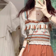 画像をギャラリービューアに読み込む, 少女が海辺の村で見つけた、カラフル刺繍を施したハンドメイドクロシェトップス_K0187