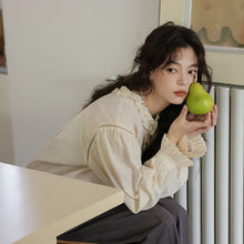 画像をギャラリービューアに読み込む, 行きつけの喫茶店で紅茶を飲む日のフリルブラウス_N3472