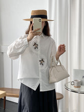 画像をギャラリービューアに読み込む, お花畑の近くでランチをする日のレトロフラワー刺繍ブラウス_N2818