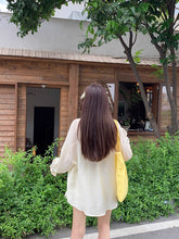 画像をギャラリービューアに読み込む, 夏の朝、レモネードを片手に日記を綴る彼女のシアーカーディガン_K0091