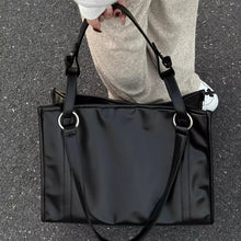 画像をギャラリービューアに読み込む, 都会の雑踏を抜けてカフェに立ち寄る女のシックレザートート_K0179