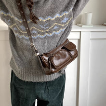 画像をギャラリービューアに読み込む, ミラノの石畳を歩くエレガントレディのレザーバッグ_K0198