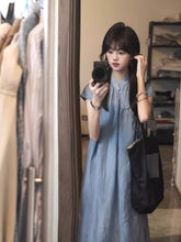 画像をギャラリービューアに読み込む, 夏の終わりに船を待っていた女の子の、海辺に映えるワンピース_K0087