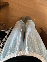 画像をギャラリービューアに読み込む, パジャマのままで迎えた朝に笑う彼女のチェックパンツ_K0077